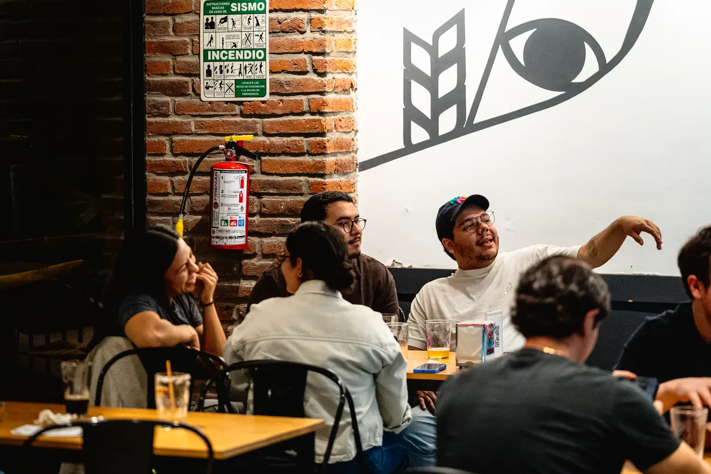 Clientes conversando en el interior de Craft Americana