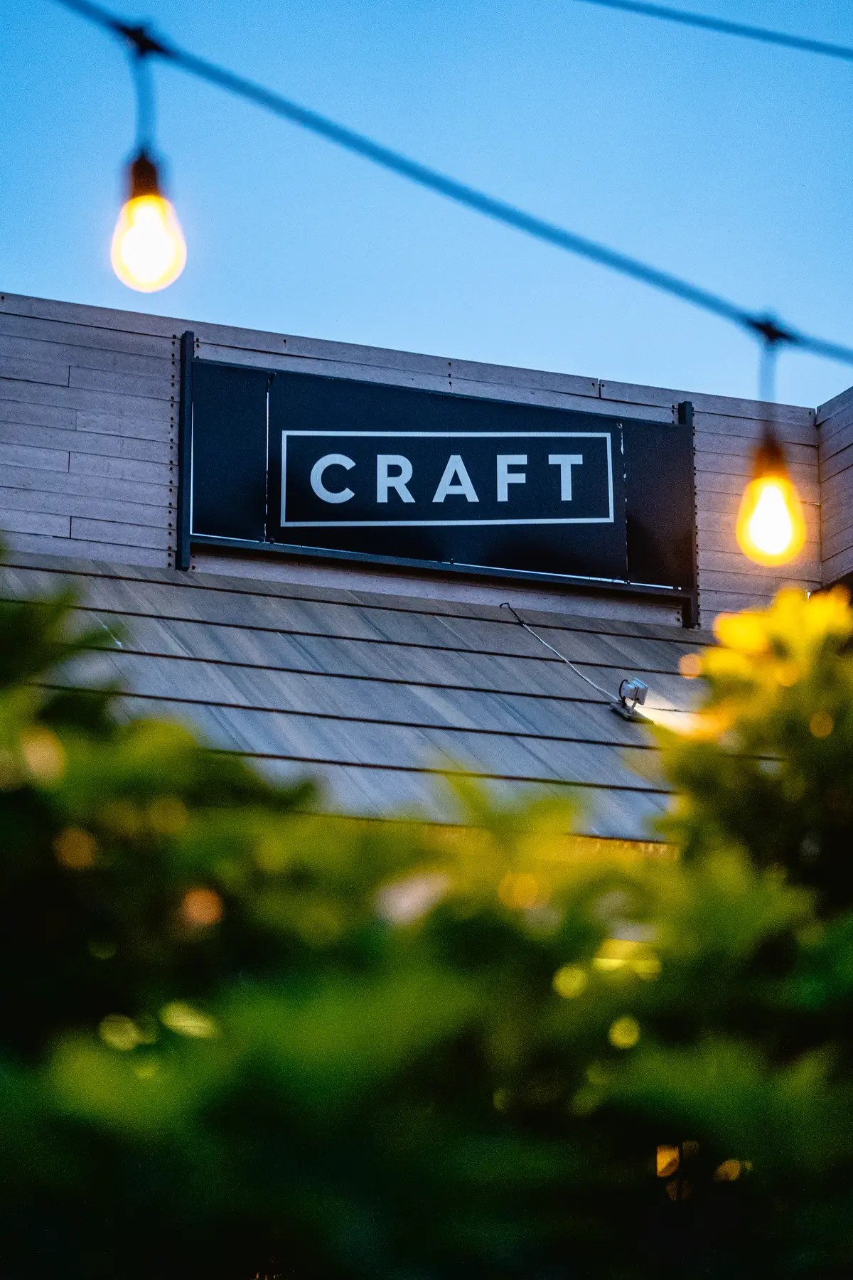 Fachada y letrero de Craft Chapalita al atardecer