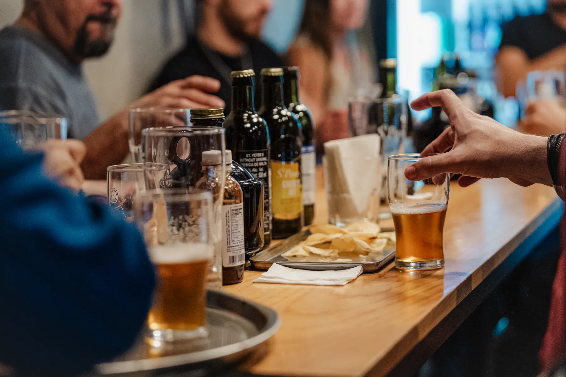 Mesa compartida con cervezas durante una degustación en Craft Providencia